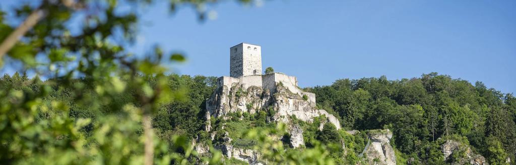 Руины крепости на веломаршруте из Ингольштадта. Бавария